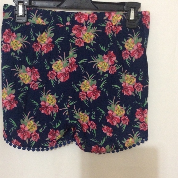 3/$35❤️Blue flower print summer shorts - Picture 4 of 5